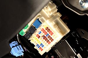 2015 Fit location of turn signal flasher relay ?-fuse-box-under-dash.jpg