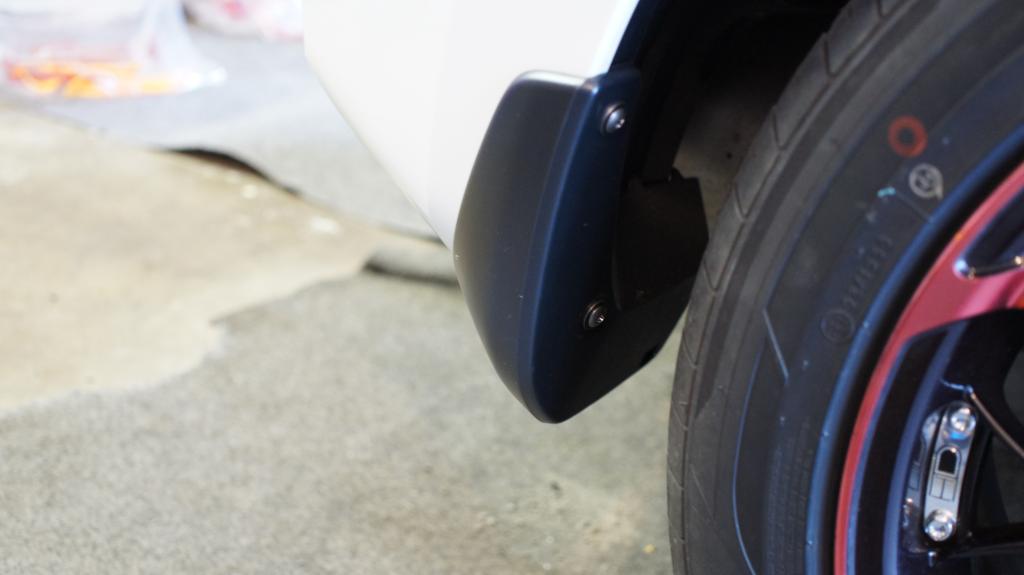 Name: Screws%20Right%20rear%20Mud%20guards%20Jan.%2026%202015.jpg
Views: 4019
Size: 39.0 KB